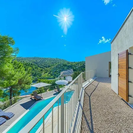 New Pine Haven , Private Heated Pool Sleeps 8, Tranquil Retreat Villa