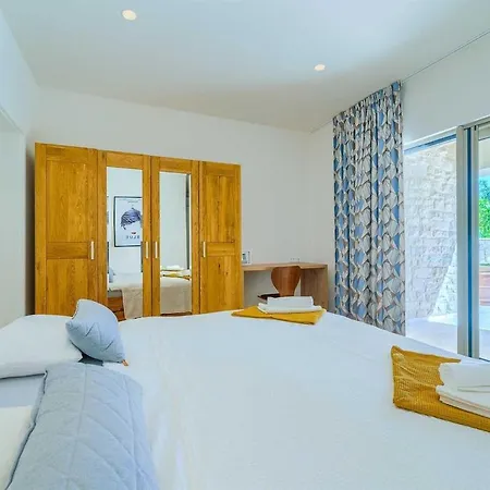 New Pine Haven , Private Heated Pool Sleeps 8, Tranquil Retreat
