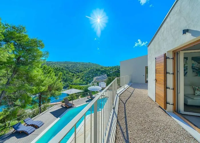 New Pine Haven , Private Heated Pool Sleeps 8, Tranquil Retreat Villa