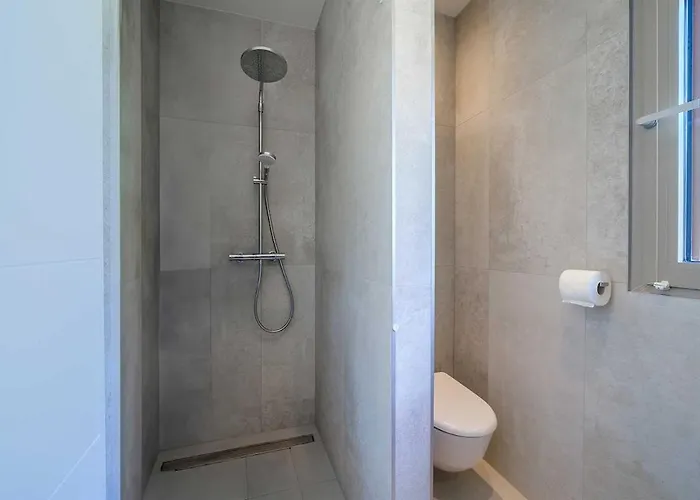 New Pine Haven , Private Heated Pool Sleeps 8, Tranquil Retreat Villa Bobovisca