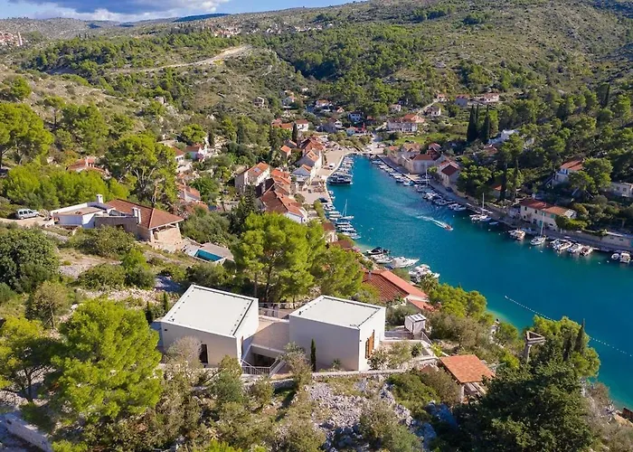Villa New Pine Haven , Private Heated Pool Sleeps 8, Tranquil Retreat *