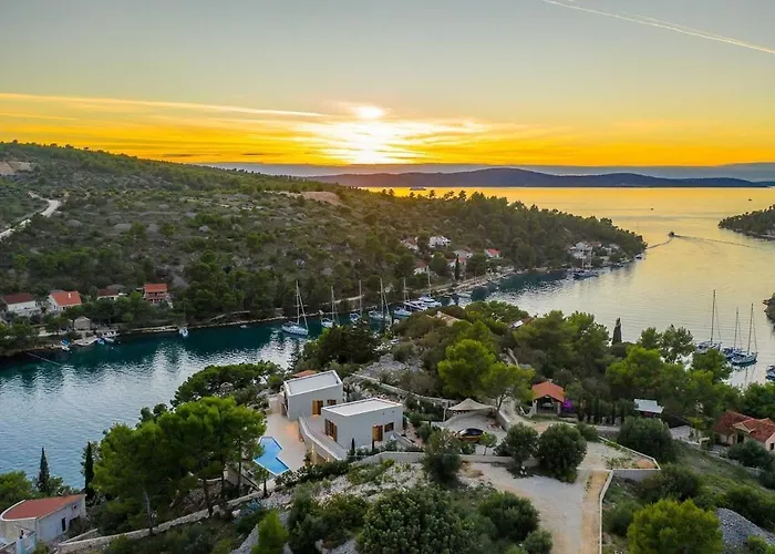 New Pine Haven , Private Heated Pool Sleeps 8, Tranquil Retreat Bobovisca