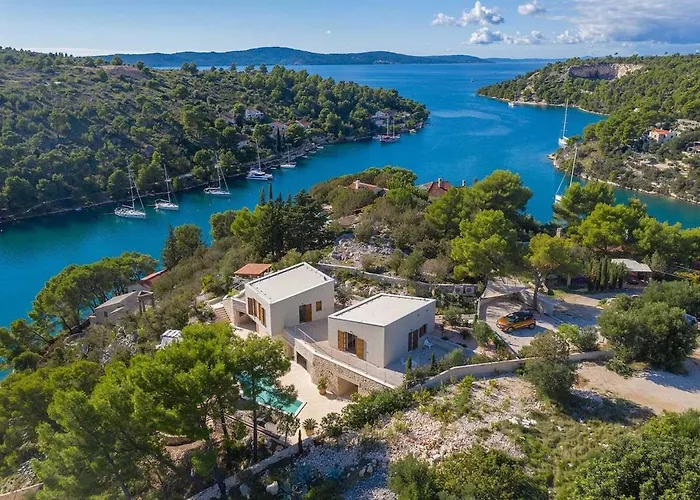 New Pine Haven , Private Heated Pool Sleeps 8, Tranquil Retreat