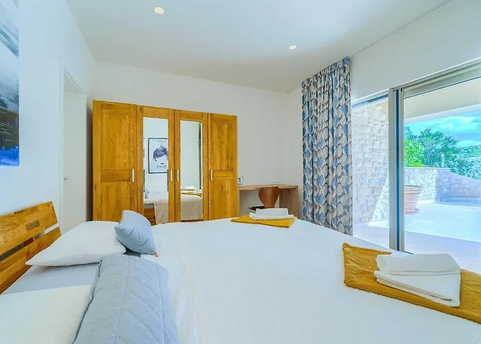 New Pine Haven , Private Heated Pool Sleeps 8, Tranquil Retreat