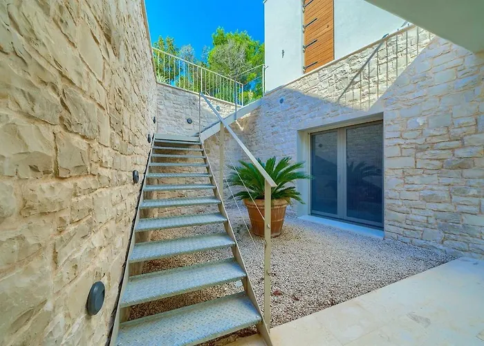 Villa New Pine Haven , Private Heated Pool Sleeps 8, Tranquil Retreat
