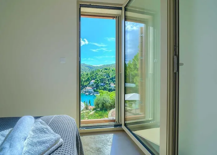 New Pine Haven , Private Heated Pool Sleeps 8, Tranquil Retreat Villa Bobovisca