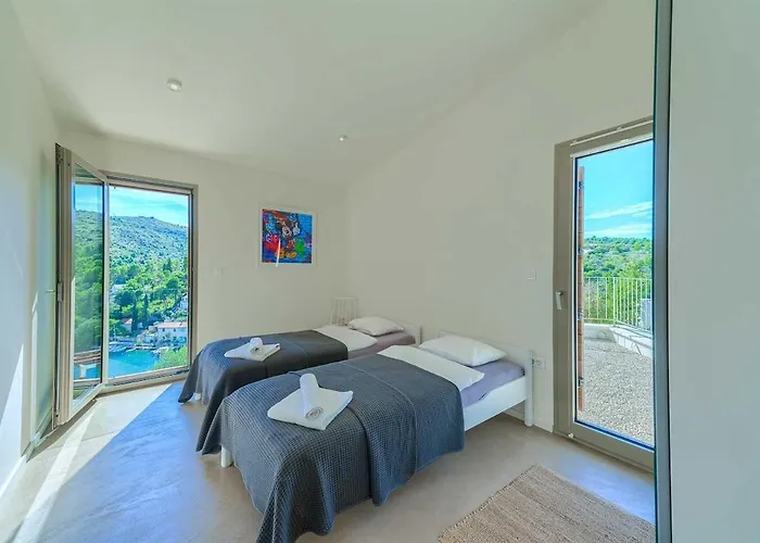 Villa New Pine Haven , Private Heated Pool Sleeps 8, Tranquil Retreat Bobovisca