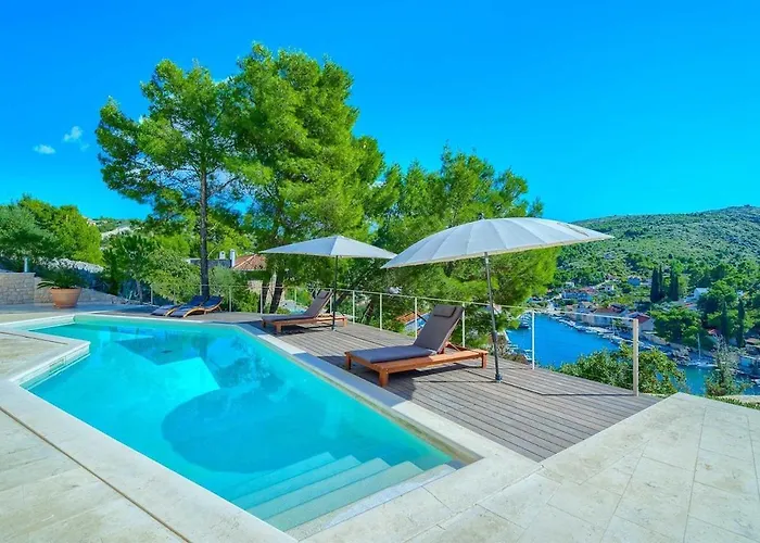 New Pine Haven , Private Heated Pool Sleeps 8, Tranquil Retreat *