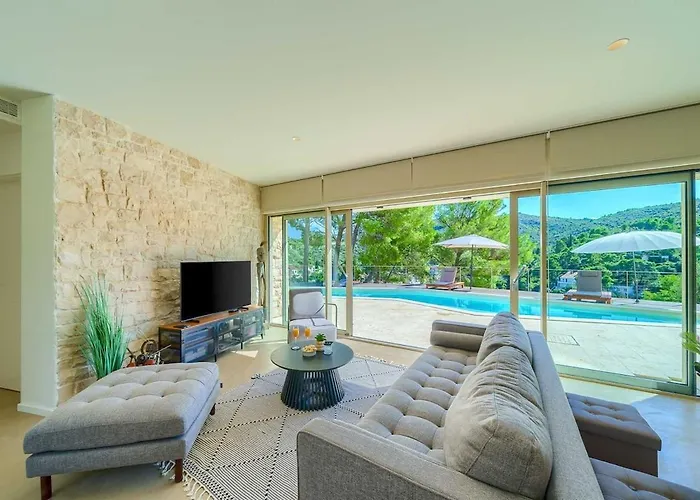 New Pine Haven , Private Heated Pool Sleeps 8, Tranquil Retreat