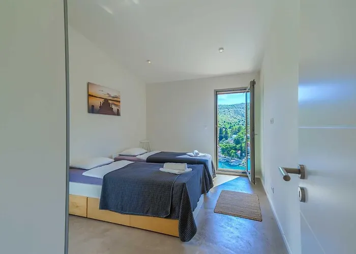 New Pine Haven , Private Heated Pool Sleeps 8, Tranquil Retreat Villa Bobovisca
