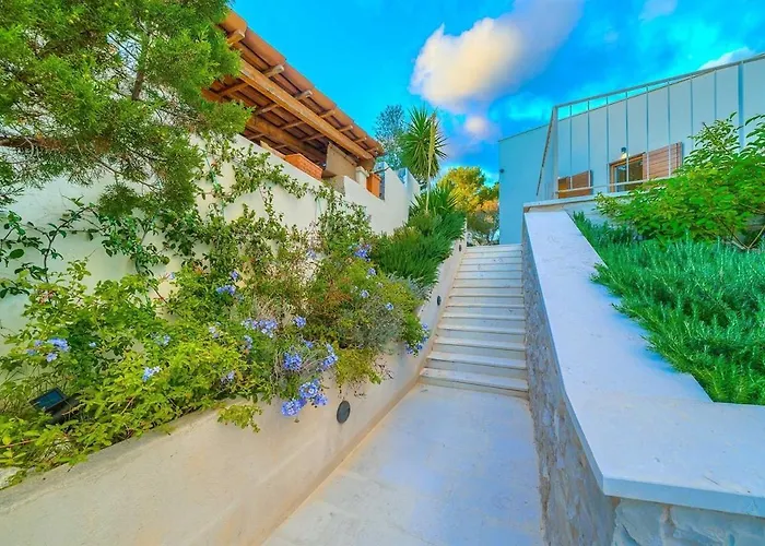 Villa New Pine Haven , Private Heated Pool Sleeps 8, Tranquil Retreat