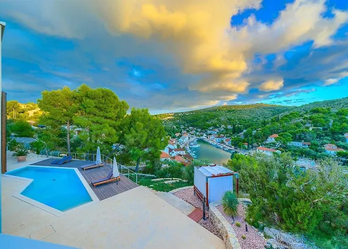 New Pine Haven , Private Heated Pool Sleeps 8, Tranquil Retreat Villa *