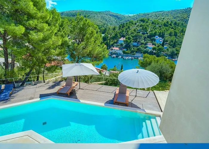Villa New Pine Haven , Private Heated Pool Sleeps 8, Tranquil Retreat *