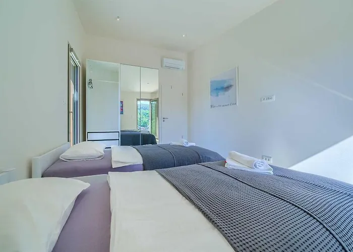 New Pine Haven , Private Heated Pool Sleeps 8, Tranquil Retreat Villa Bobovisca