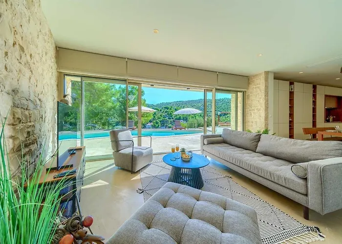 New Pine Haven , Private Heated Pool Sleeps 8, Tranquil Retreat Bobovisca