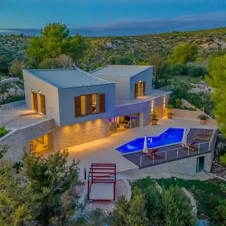 New Pine Haven , Private Heated Pool Sleeps 8, Tranquil Retreat Вилла