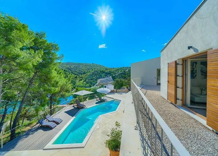 New Pine Haven , Private Heated Pool Sleeps 8, Tranquil Retreat ヴィラ Bobovišća