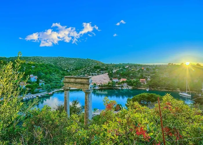 New Pine Haven , Private Heated Pool Sleeps 8, Tranquil Retreat * Bobovišća