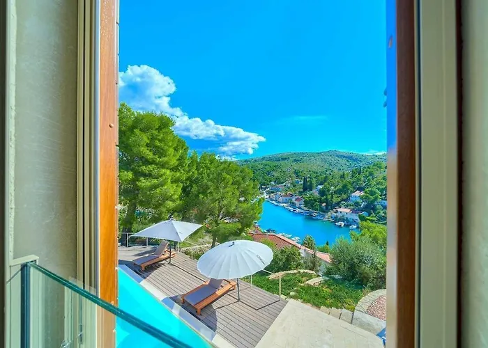 New Pine Haven , Private Heated Pool Sleeps 8, Tranquil Retreat Bobovišća