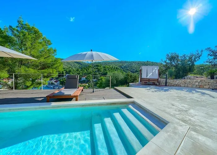 New Pine Haven , Private Heated Pool Sleeps 8, Tranquil Retreat * Bobovišća