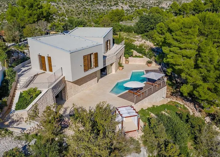 New Pine Haven , Private Heated Pool Sleeps 8, Tranquil Retreat ヴィラ