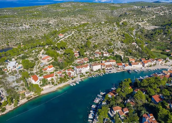 ヴィラ New Pine Haven , Private Heated Pool Sleeps 8, Tranquil Retreat Bobovišća