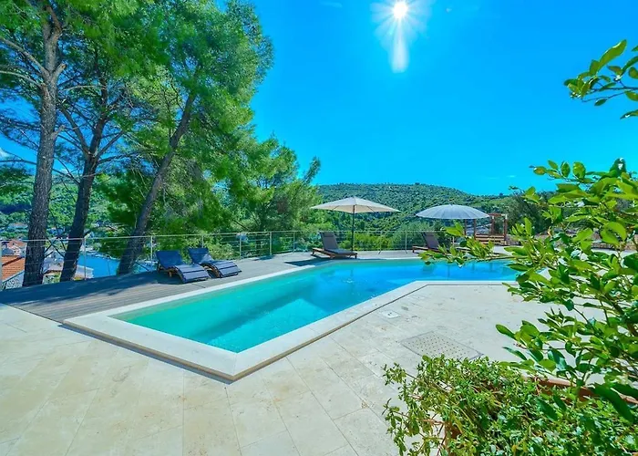 New Pine Haven , Private Heated Pool Sleeps 8, Tranquil Retreat *
