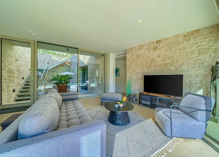 New Pine Haven , Private Heated Pool Sleeps 8, Tranquil Retreat